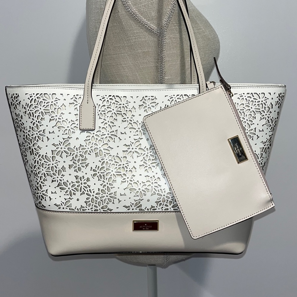 Kate Spade   Elegant White Tote Bag with Pouch